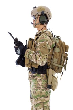  asker tüfeği veya beyaz zemin üzerine izole bir keskin nişancı,