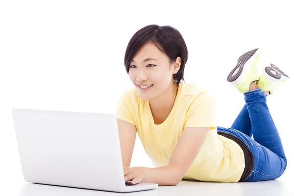 Menina feliz deitado no chão com um laptop — Fotografia de Stock