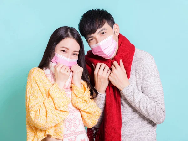 Kışlık Giysiler Tıbbi Maske Giyen Genç Bir Çift Mavi Arka — Stok fotoğraf