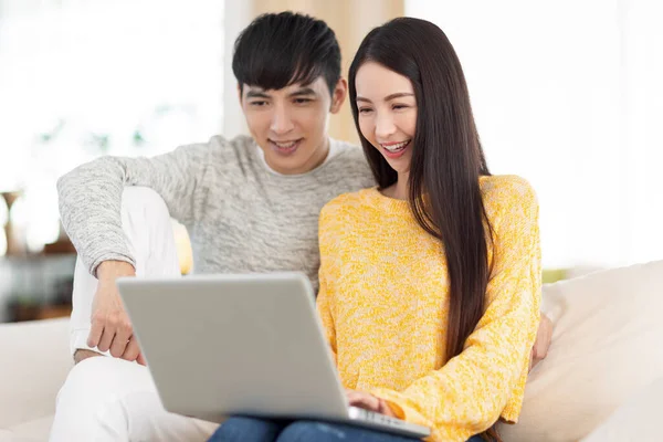 Jovem Casal Usando Laptop Assistir Vídeo Juntos Sala Estar — Fotografia de Stock