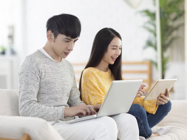 Casal Jovem Usando Laptop Para Escritório Assistindo Filmes Sofá Casa — Fotografia de Stock