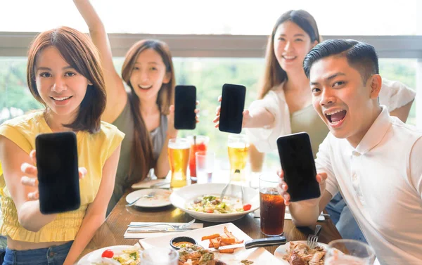 Happy Young Group Mostrando Celular Com Tela Branco Restaurante — Fotografia de Stock