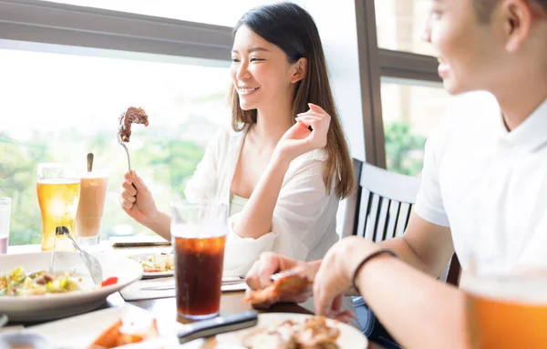 Casal Feliz Divertindo Durante Almoço Restaurante — Fotografia de Stock