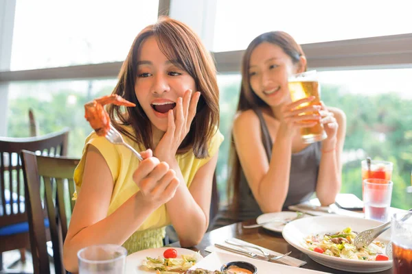 Ευτυχισμένη Νεαρή Γυναίκα Απολαμβάνει Φαγητό Και Ποτό Στο Εστιατόριο — Φωτογραφία Αρχείου
