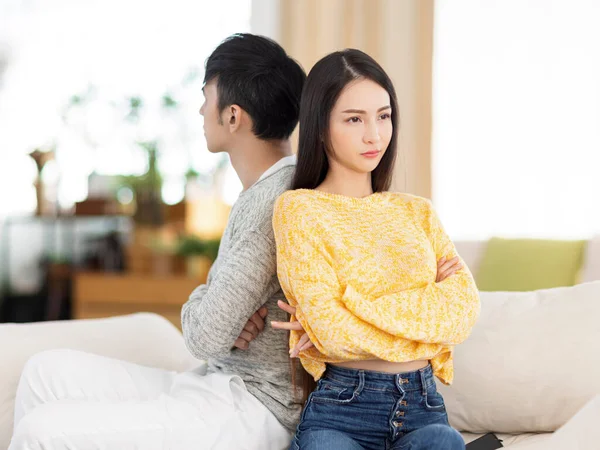 若い夫婦は喧嘩して話してない — ストック写真