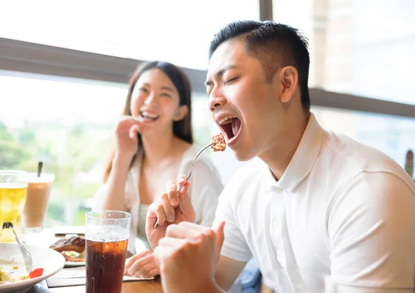 Casal Feliz Divertindo Durante Almoço Restaurante — Fotografia de Stock
