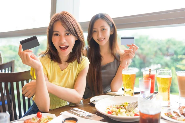 Jovens Mulheres Bonitas Mostrando Cartão Crédito Restaurante — Fotografia de Stock