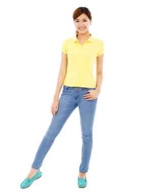 Asyalı genç kadın ayakta ve bel yandan gülümseyen