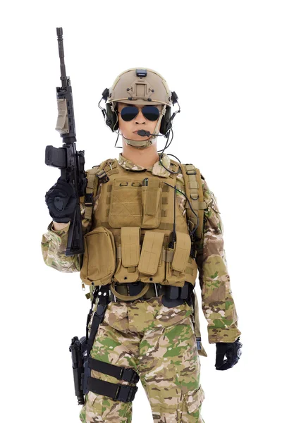 Soldado com rifle ou atirador sobre fundo branco — Fotografia de Stock