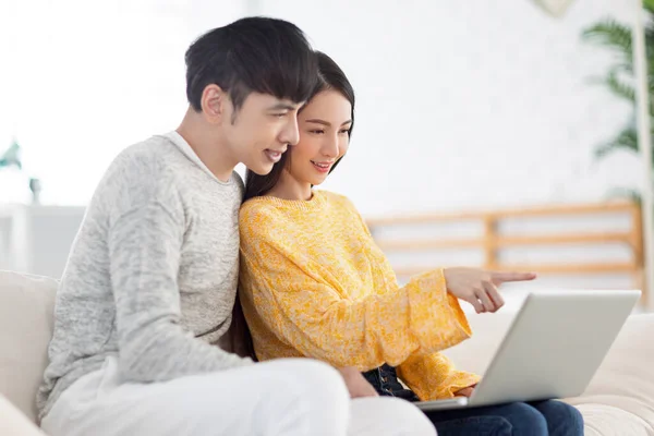 Jovem Casal Usando Laptop Assistir Vídeo Juntos Sala Estar — Fotografia de Stock