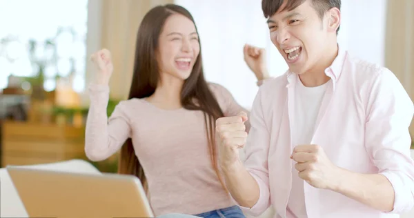 Jong Paar Maken Winnaar Gebaar Terwijl Het Gebruik Van Laptop — Stockfoto
