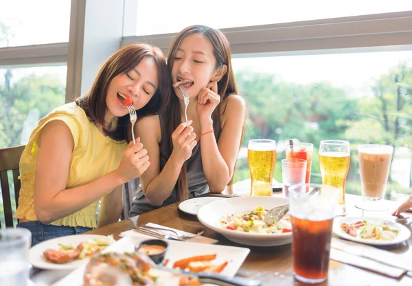 Feliz Namoradas Gostando Comida Bebida Restaurante — Fotografia de Stock