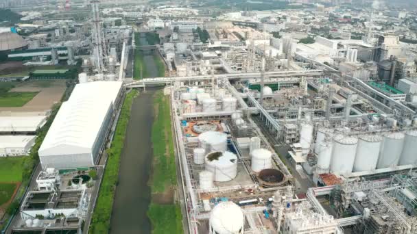 化工厂和河流污染的空中景观 — 图库视频影像