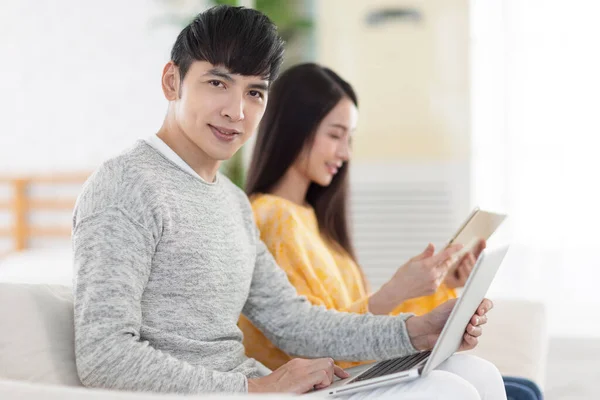 Jovem Casal Sentado Usando Laptop Tablet Juntos Sala Estar — Fotografia de Stock