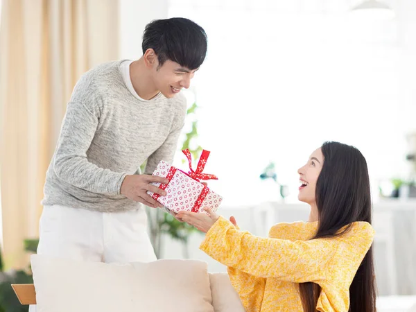 Man Gives Woman Gift Celebrating Holiday — Stock Photo, Image