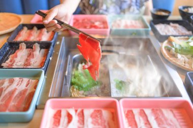 Çin yemeği mi? Elleri yemek çubuklarıyla yemek yiyor..