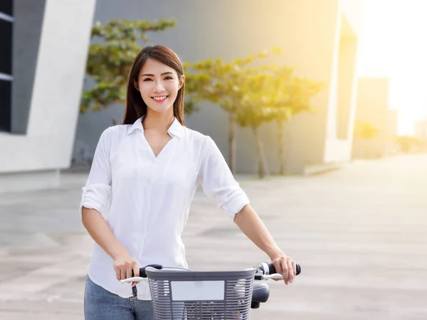Mladá Žena Koni Kole Městě Park Bike Sdílení Služby Zdraví — Stock fotografie
