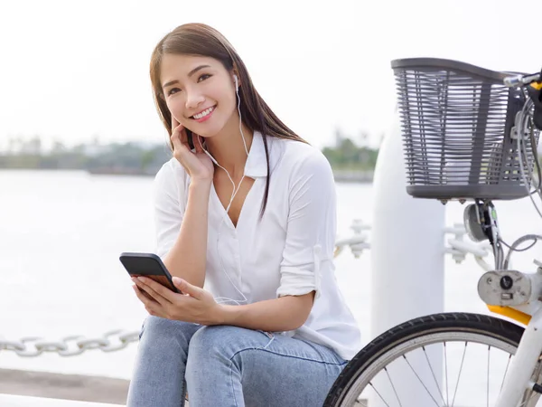 Mujer Joven Que Usa Aplicación Cerca Estación Bicicleta Ciudad Mujer —  Fotos de Stock