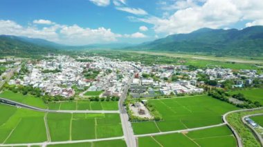 Hava manzaralı güzel pirinç tarlaları ve Hualien, Tayvan 'daki Yuli kasabası