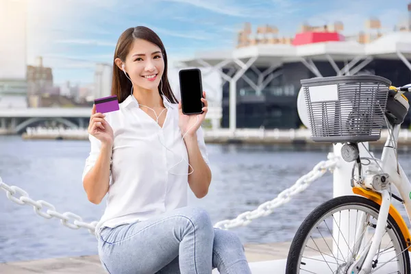 Mujer Joven Mostrando Teléfono Móvil Tarjeta Crédito Para Servicio Bicicletas —  Fotos de Stock