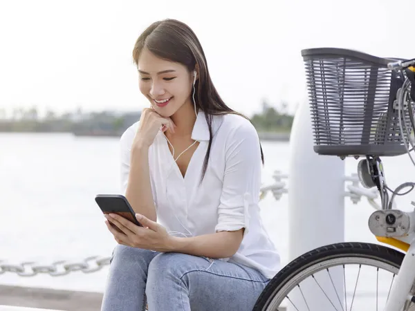 Mujer Joven Usando Aplicación Cerca Estación Bicicleta Ciudad Mujer Joven —  Fotos de Stock