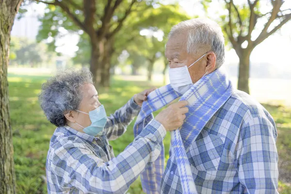 Pasangan Senior Saling Membantu Memakai Kain Musim Dingin Yang Hangat — Stok Foto