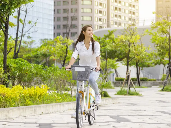 Mujer Atractiva Joven Montando Una Bicicleta Través Del Parque Ciudad —  Fotos de Stock