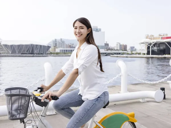 Молода Жінка Їде Велосипеді Міському Парку — стокове фото