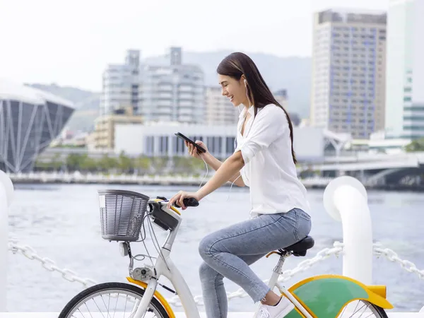 Souriante Fille Dans Les Écouteurs Tenant Smartphone Vélo Équitation Dans — Photo