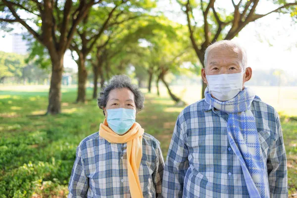 Asiática Pareja Mayor Máscara Médica Vestido Otoño Caminando Parque —  Fotos de Stock