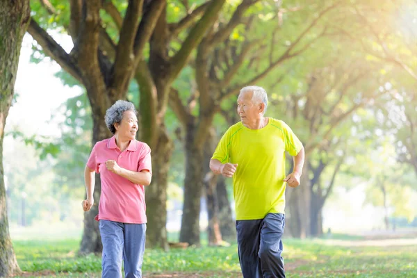 Asiática Senior Pareja Jogging Parque Mañana —  Fotos de Stock