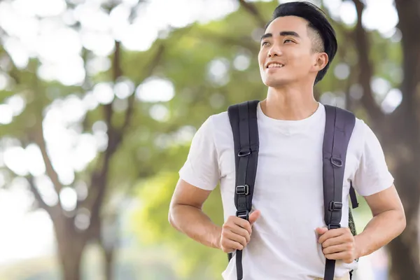 Sonriente Joven Guapo Mirando Hacia Arriba — Foto de Stock