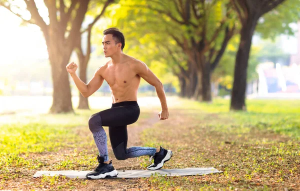 Fittness Asiatischer Junger Mann Macht Übungen Park — Stockfoto
