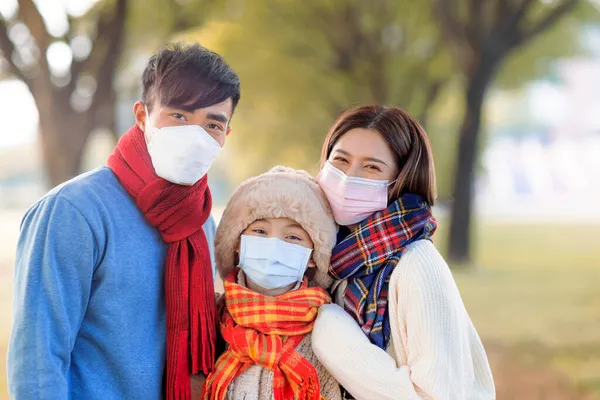 Glückliche Familie Mit Medizinischer Maske Und Spaziergängen Herbstpark — Stockfoto