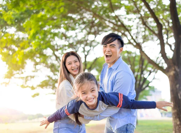 Família Feliz Com Filha Brincando Juntos Parque — Fotografia de Stock