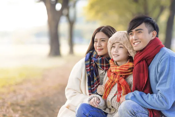 Felice Famiglia Asiatica Autunno Parco — Foto Stock