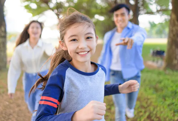 Famille Heureuse Avec Fille Courir Jouer Ensemble Dans Parc — Photo