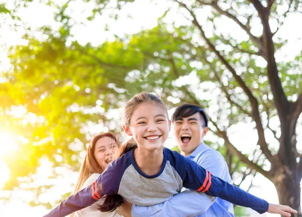 Famiglia Felice Divertirsi Nel Parco — Foto Stock