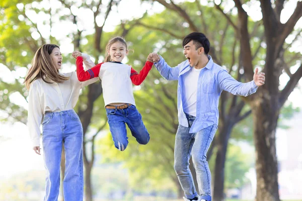 Fröhliche Familie Hüpft Und Spielt Gemeinsam Park — Stockfoto