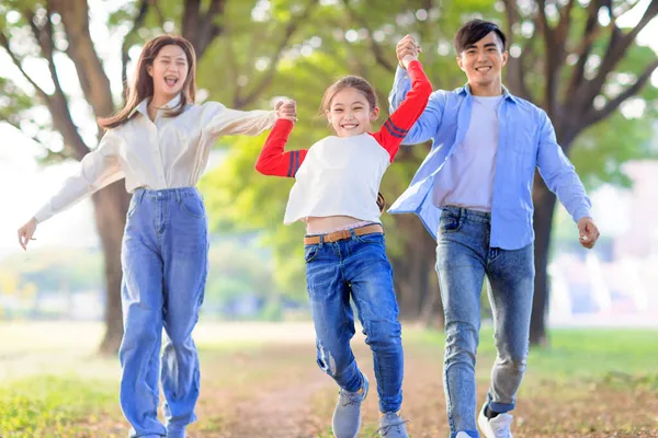 Fröhliche Familie Hüpft Und Spielt Gemeinsam Park — Stockfoto