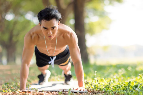 Fittness Asijské Mladý Muž Dělat Cvičení Parku — Stock fotografie