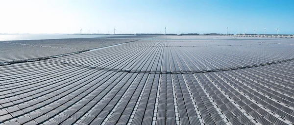 Yüzen Güneş Enerjisi Santrali Rüzgar Türbini Çiftliğinin Hava Görüntüsü — Stok fotoğraf