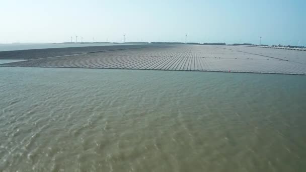 浮动式太阳能发电厂和风力涡轮机厂的空中景观 — 图库视频影像