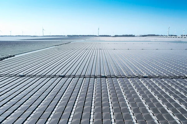 浮动式太阳能发电厂和风力涡轮机厂的空中景观 — 图库照片