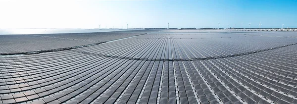 Yüzen Güneş Enerjisi Santrali Rüzgar Türbini Çiftliğinin Hava Görüntüsü — Stok fotoğraf