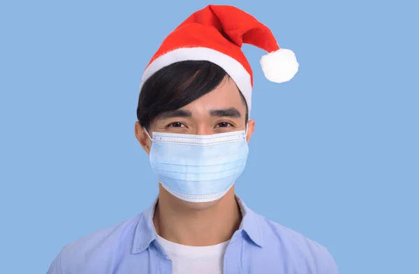 Giovane Uomo Cappello Natale Indossare Maschera Viso Sicuro Dal Virus — Foto Stock