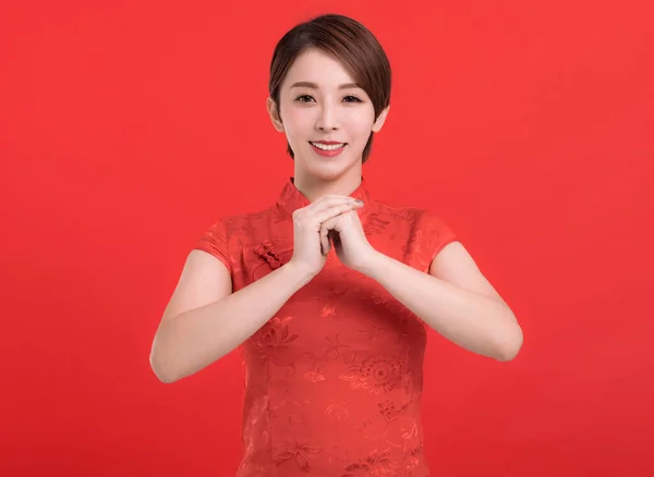 Chinese Vrouw Een Cheongsam Jurk Met Een Felicitatie Gebaar — Stockfoto