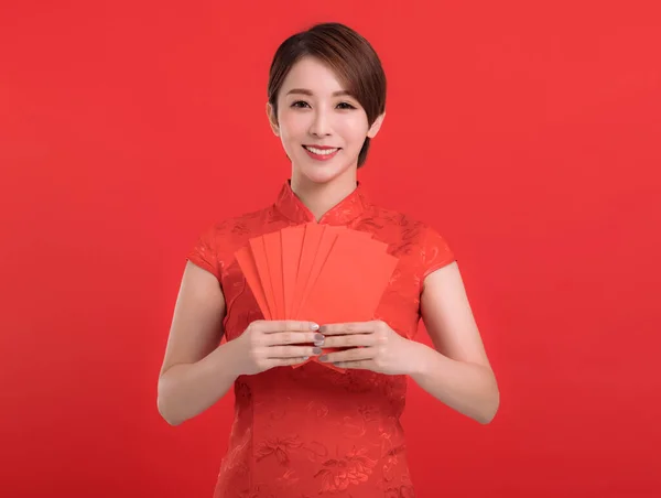 Happy Chinese New Year Young Woman Holding Red Envelopes Lucky — Zdjęcie stockowe