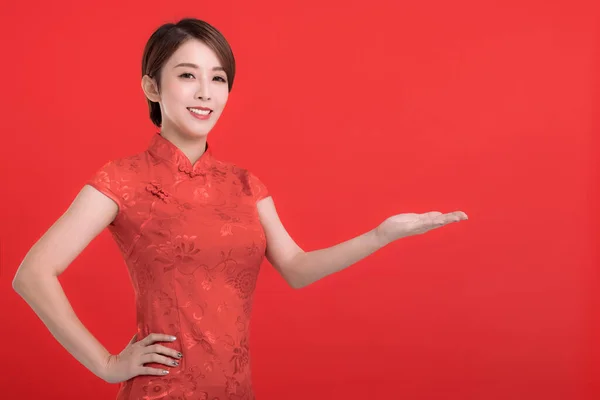 Gelukkig Chinees Nieuwjaar Aziatische Vrouw Dragen Traditionele Cheongsam Jurk Met — Stockfoto