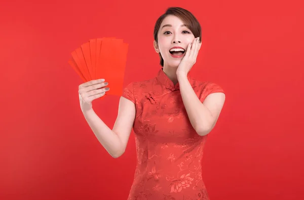 Happy Chinese New Year Suprised Young Woman Holding Red Envelopes — Stock Photo, Image